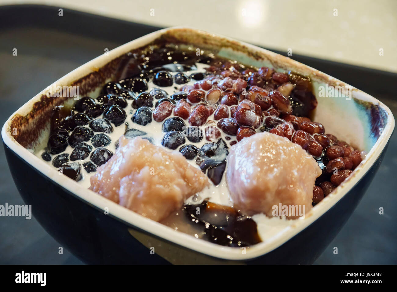 Deliziosi dessert Taiwanesi - fagioli rossi, boba, Taro, erba jelly con latte Foto Stock