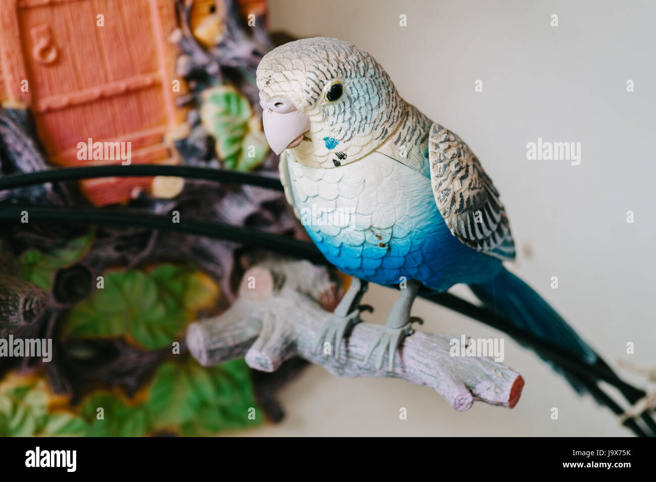 Blu in plastica mobile bird stand in finto legno Foto Stock