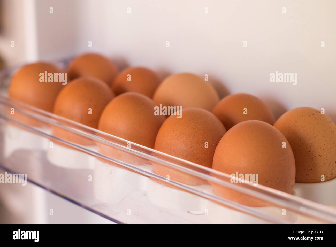 Imballaggio delle uova in una scatola di cartone. Le uova in frigo. Foto Stock