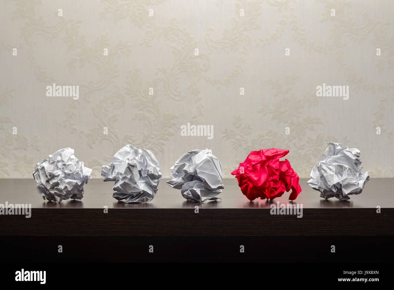 Cinque carta sgualcita sfere al buio su un tavolo di legno. Attività di ricerca o di processo creativo concept Foto Stock