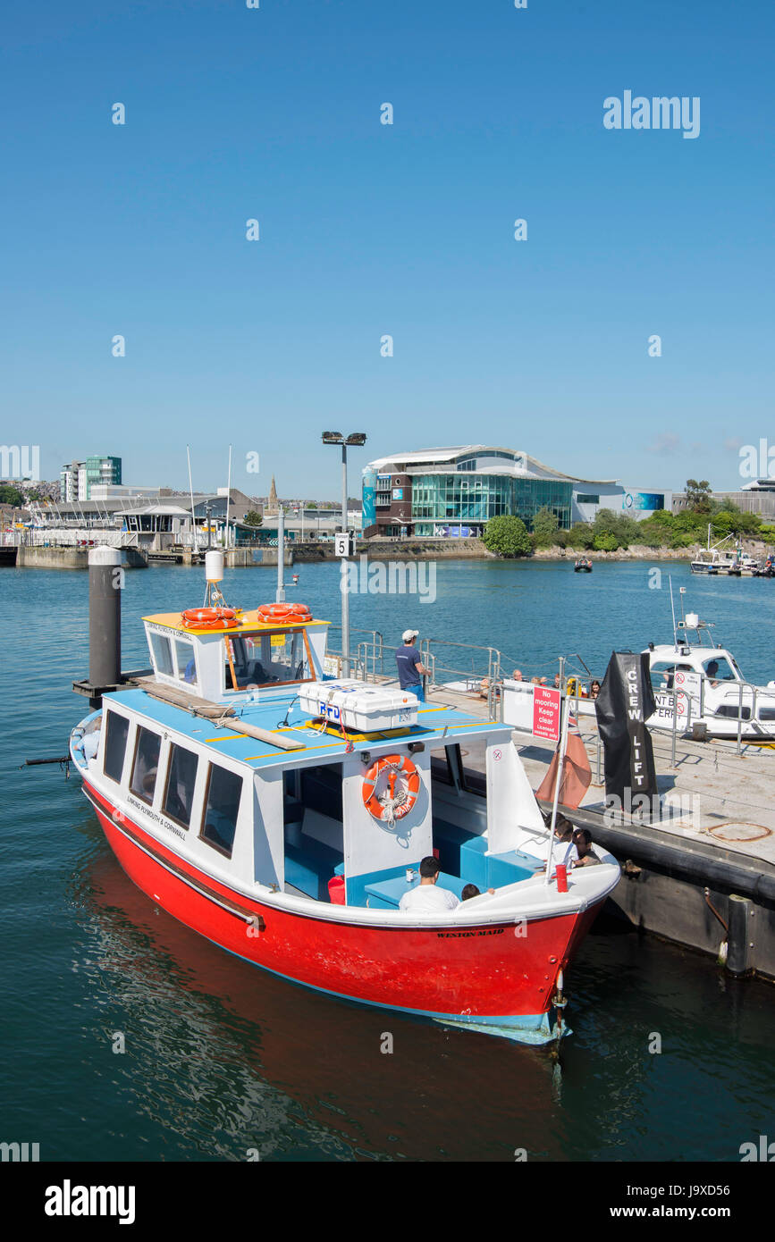 Il traghetto per Kingsand e Cawsand in Cornovaglia in attesa a Plymouth Pier il Barbican a Plymouth. Foto Stock