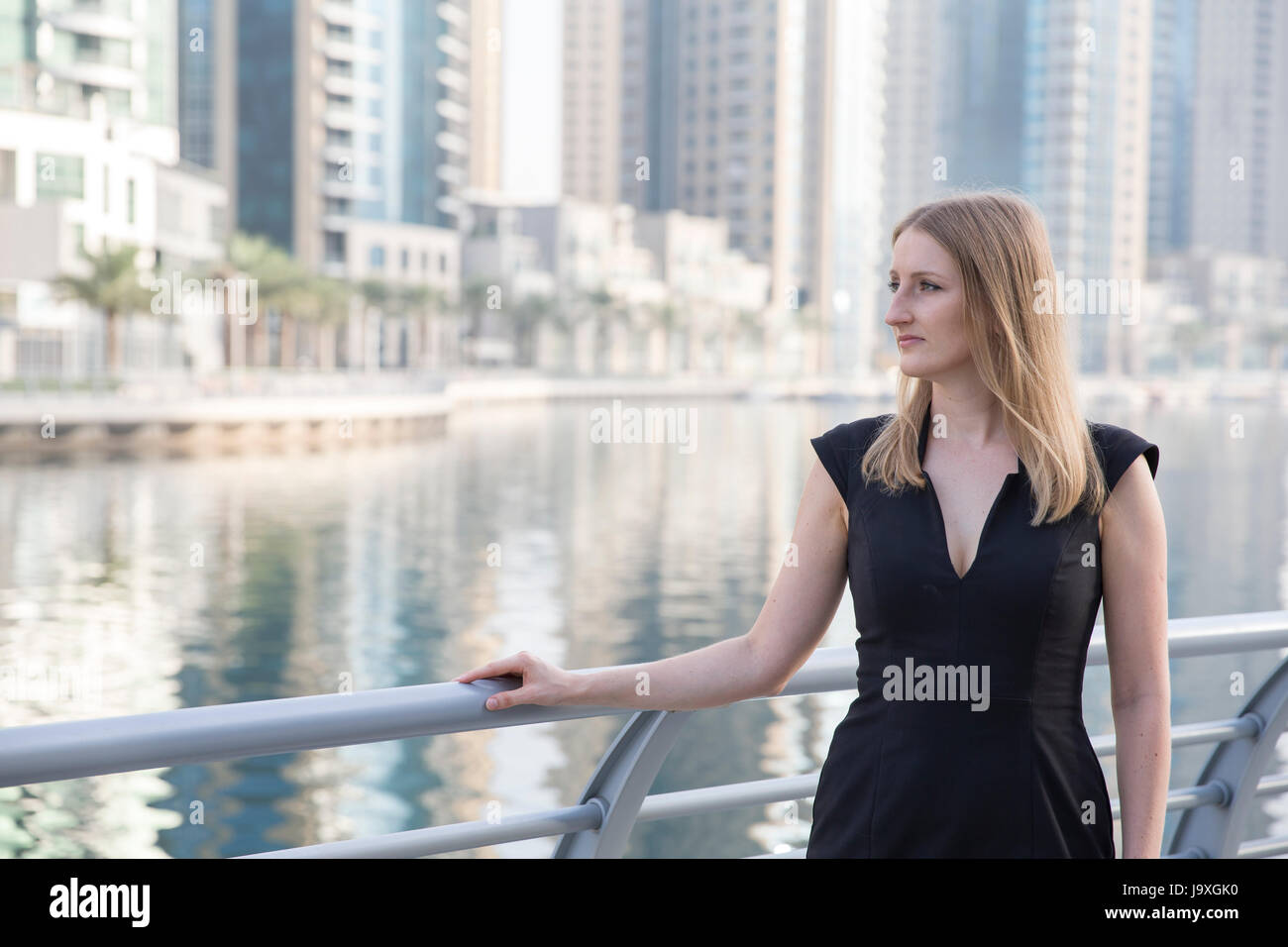 Imprenditrice in un convenzionale in Dubai Marina Foto Stock
