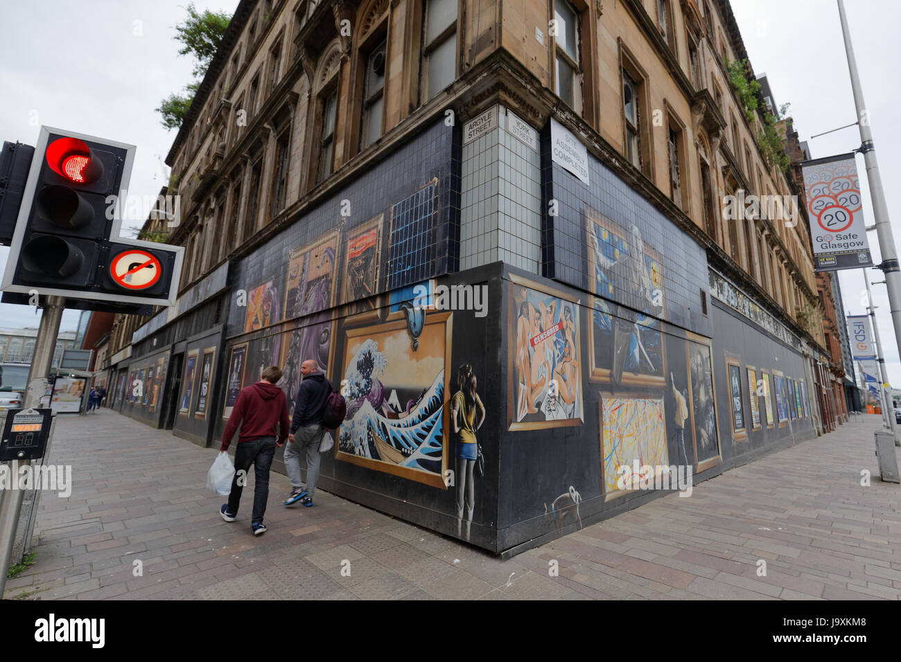 Glasgow public art graffiti commissionato su Argyle street con inserzioni om sito di costruzione per essere demolita per nuovi hotel Foto Stock