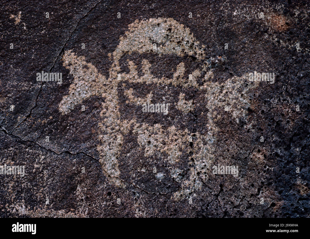 Pueblo maschera cerimoniale scolpito sul basalto a Boca Negra Canyon, Petroglyph National Monument, Albuquerque, Nuovo Messico, Stati Uniti d'America: Rio Grande stile, 1100-1600. Foto Stock