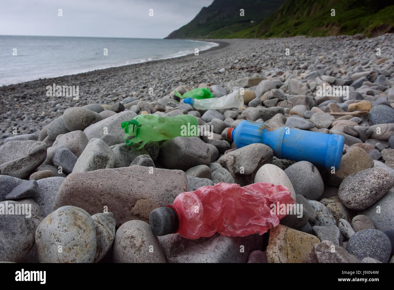 Rifiuti di plastica sulla spiaggia in Galles del Nord, Regno Unito Foto Stock
