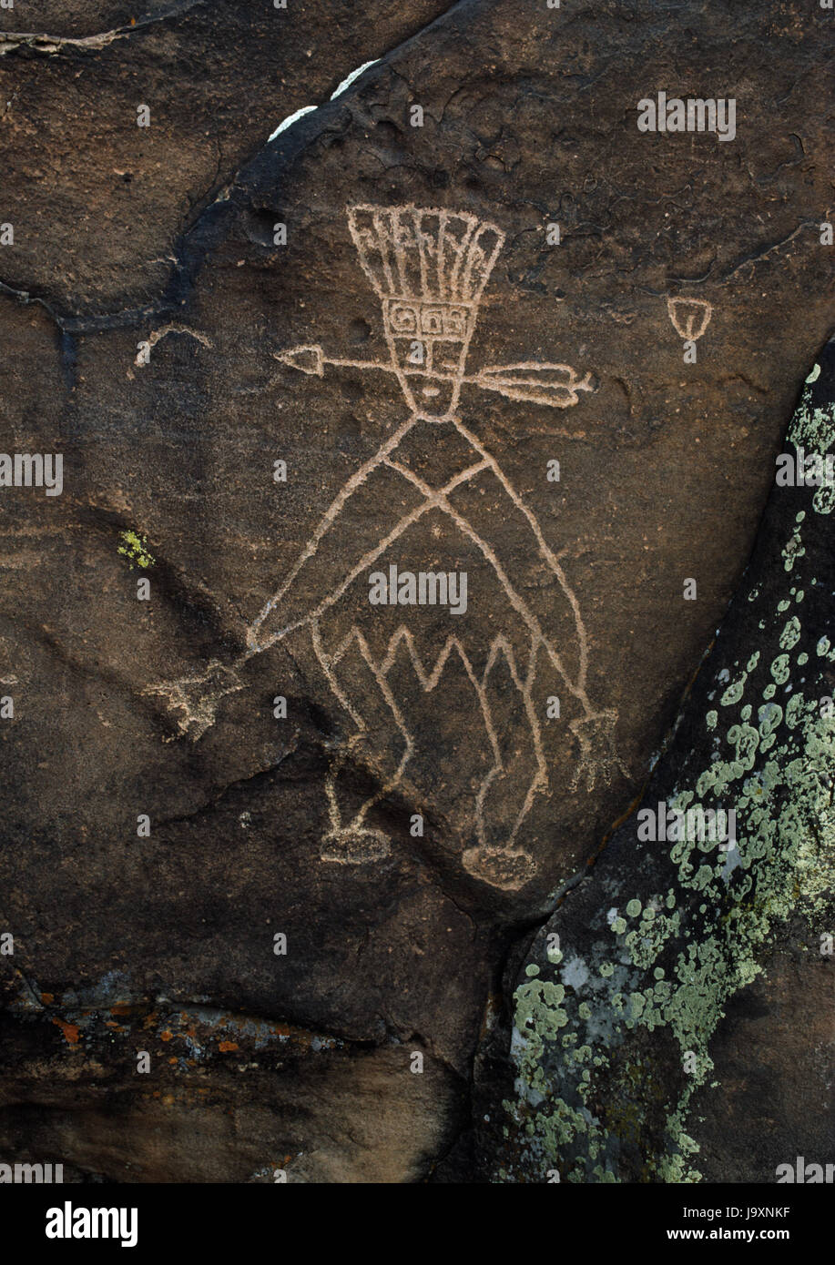 Pueblo cerimoniale di figura vicino a San Christobal, Bacino di Galisteo, Nuovo Messico, Stati Uniti d'America: probabilmente rappresenta un membro della freccia (o stick) società di deglutizione Foto Stock