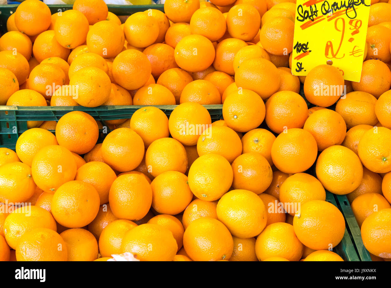 Le arance per la vendita al mercato della frutta Foto Stock