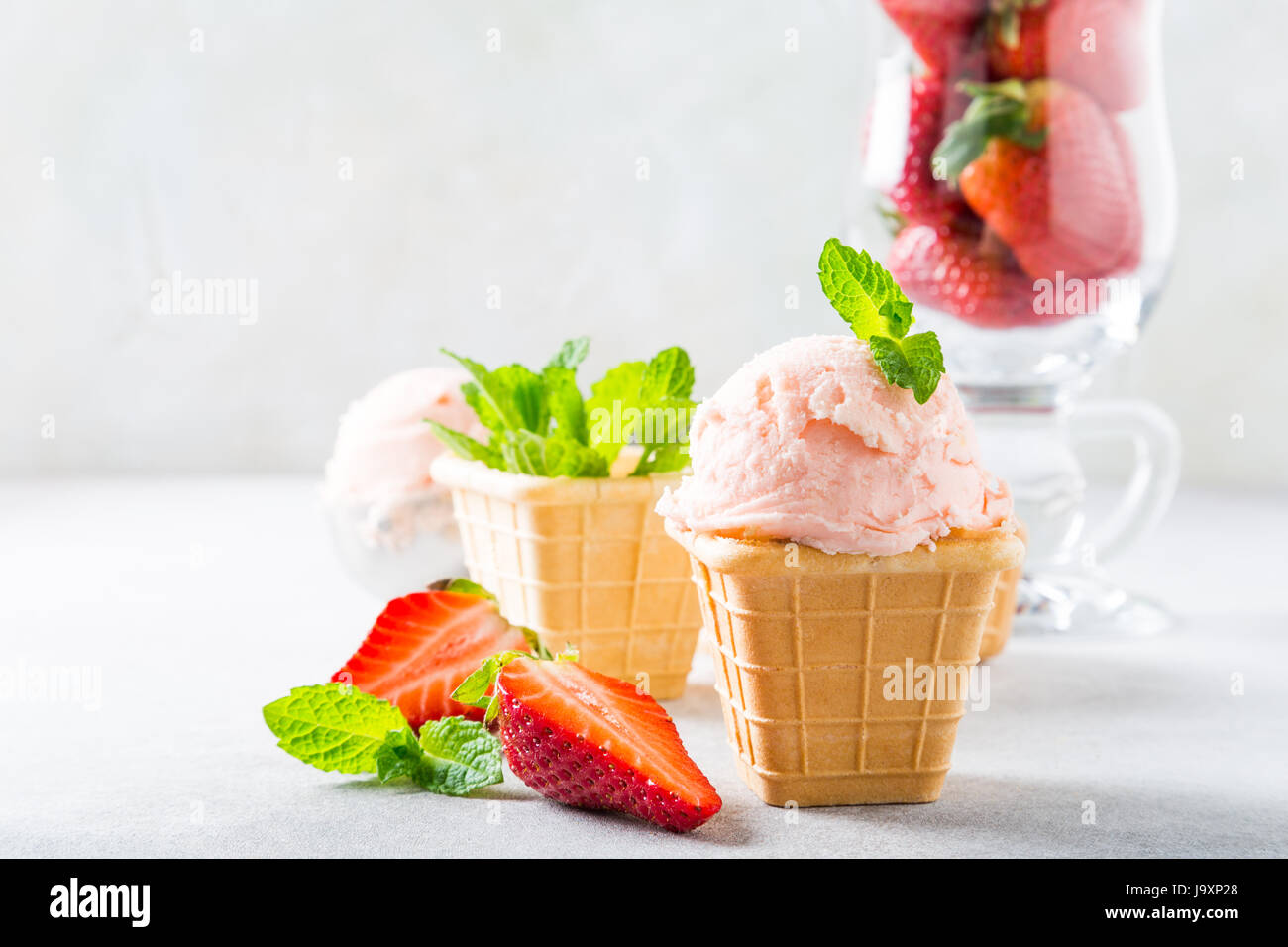 Coppe di cialda con gelato alla fragola Foto Stock