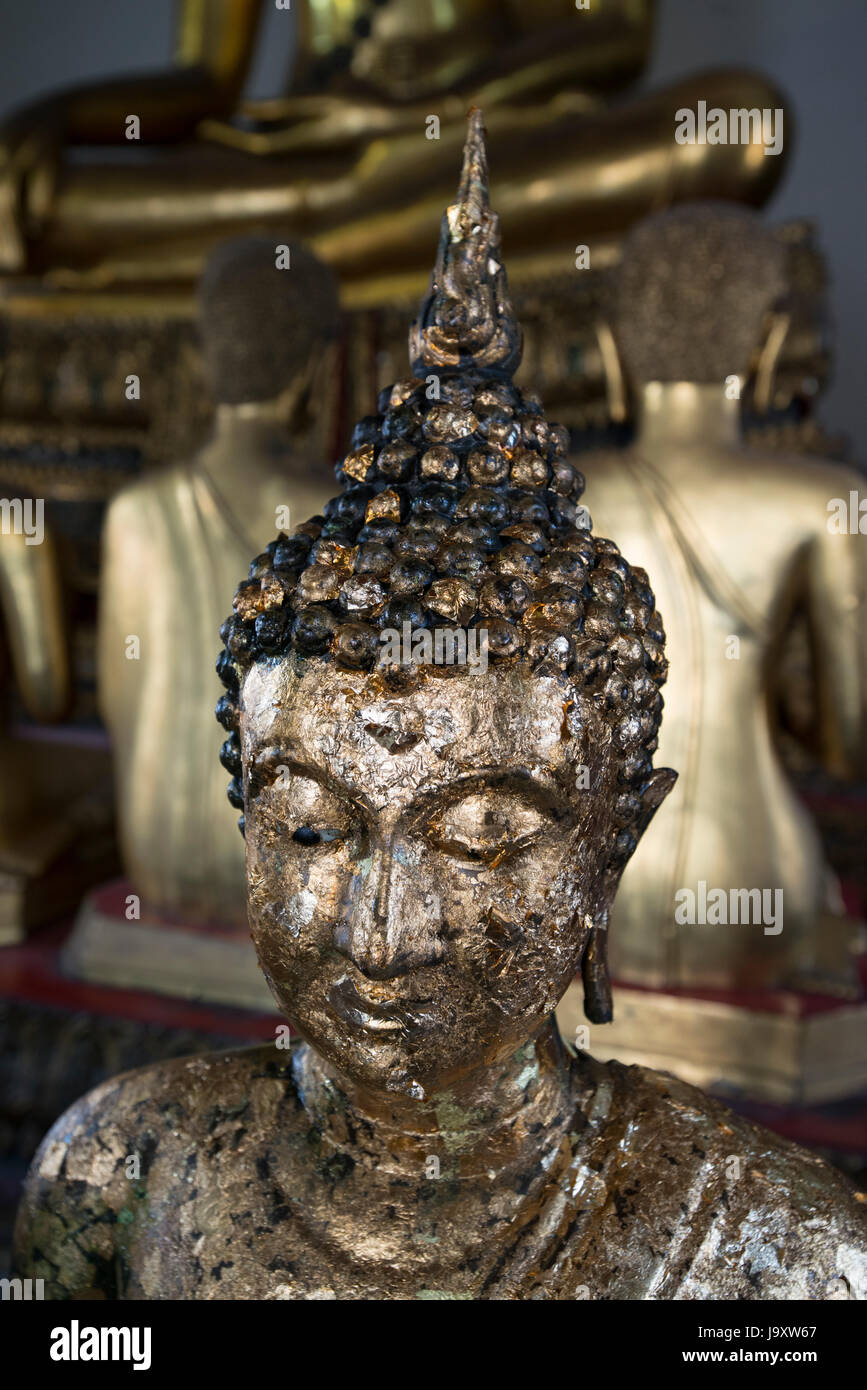 Dettaglio di una statuetta di Buddha ricoperta con foglia oro al Wat Pho, Bangkok, Thailandia Foto Stock