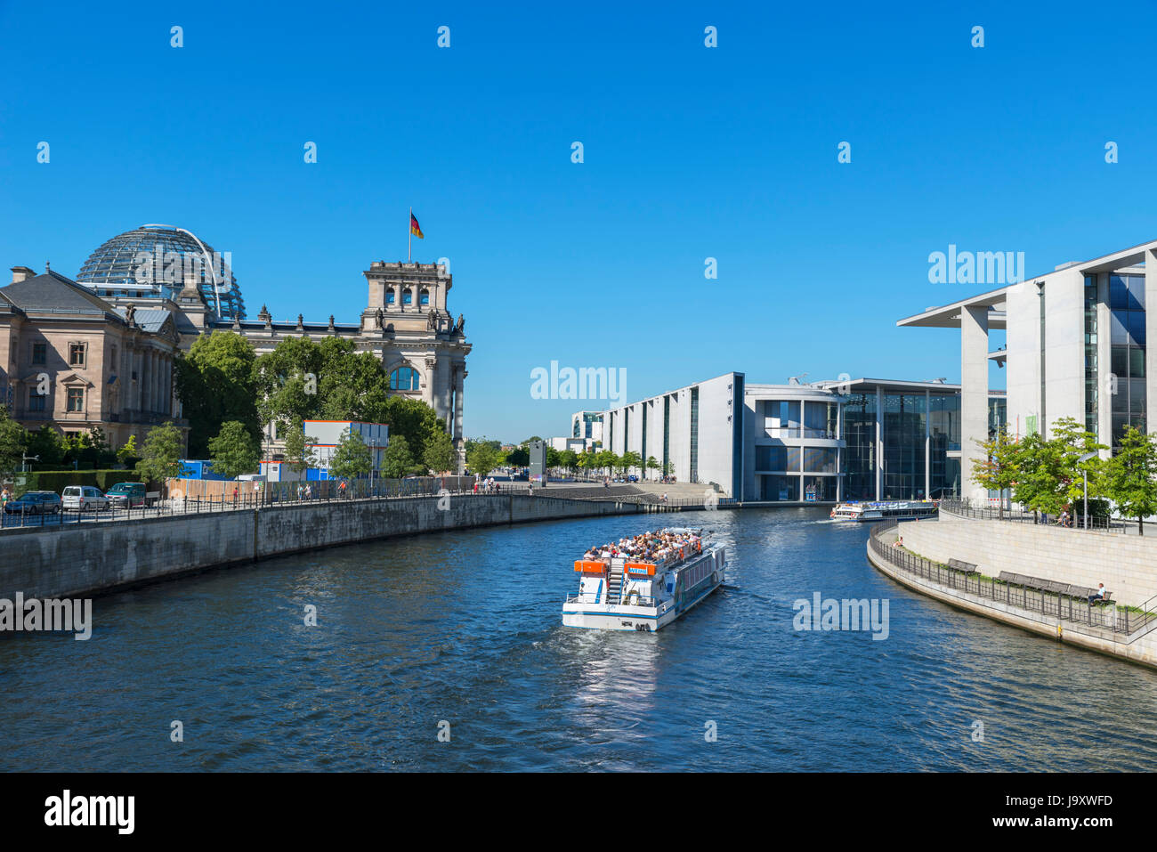 Crociera sul Fiume barca sul fiume Spree davanti al parlamento tedesco edifici, Mitte di Berlino, Germania Foto Stock