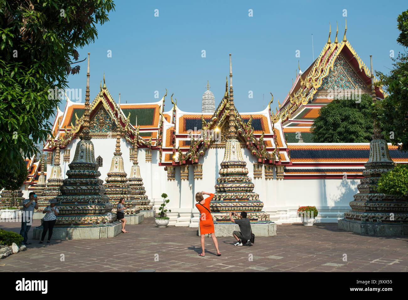 I turisti scattare foto al Wat Pho, Bangkok, Thailandia Foto Stock