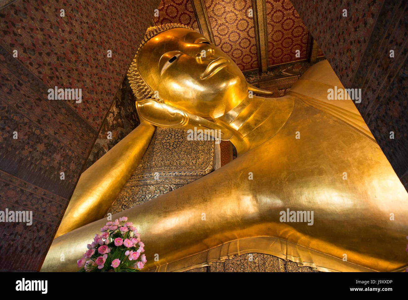 Un grande Buddha reclinato è il fulcro di un santuario al Wat Pho, Bangkok, Thailandia Foto Stock