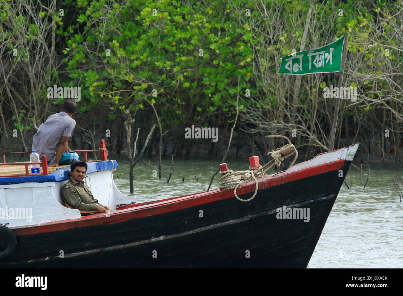 Bangladesh Forest Guard pattugliamento Sundarbans, patrimonio mondiale UNESCO e il mondo la più grande foresta di mangrovie. Satkhira, Bangladesh Foto Stock