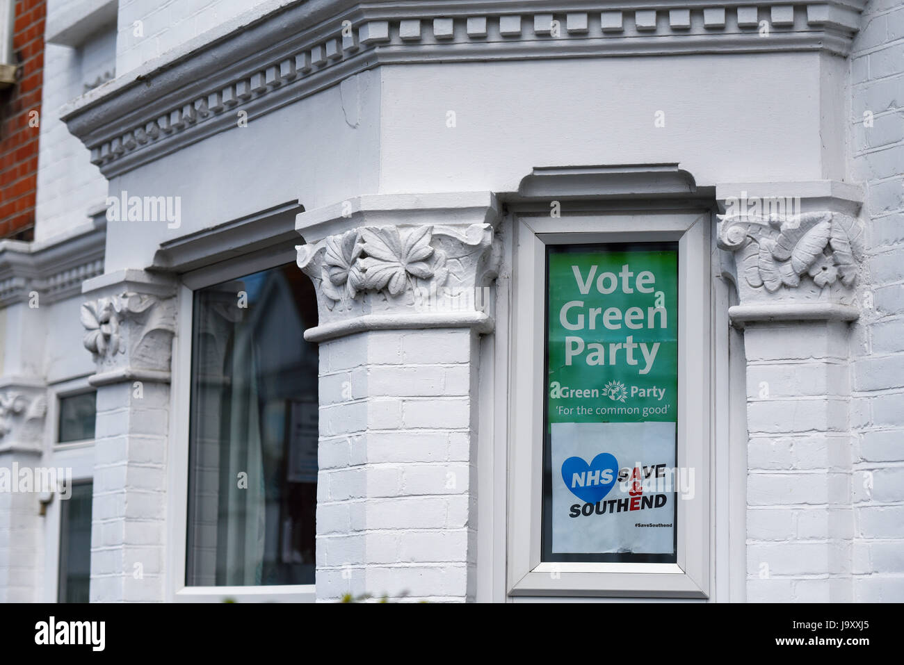 Votate il poster del Green Party in una finestra frontale della casa, con il supporto per il Southend Hospital A&E. Foto Stock