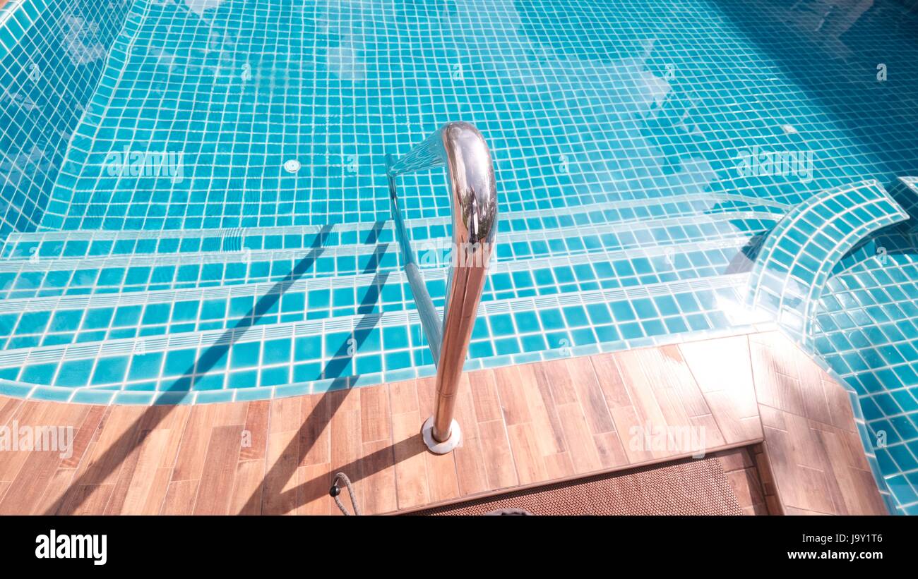 Estate fisica divertente piscina sicurezza corrimano gradini in piscina Foto Stock