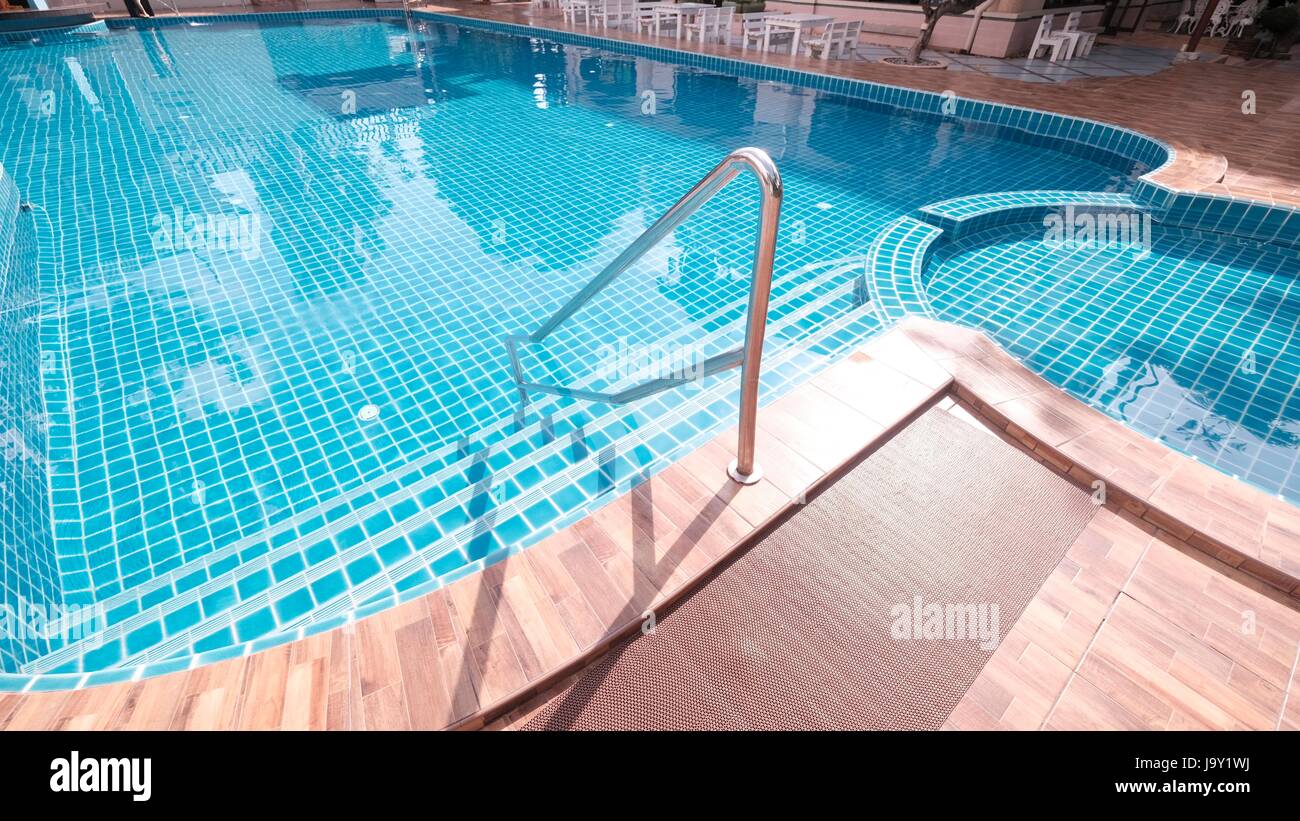 Estate fisica divertente piscina sicurezza corrimano gradini in piscina Foto Stock