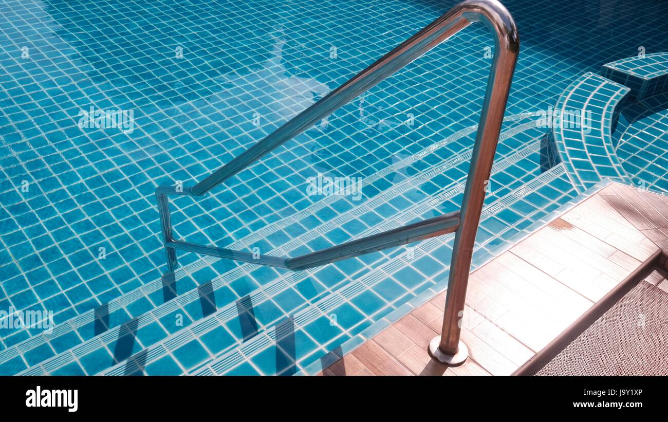 Estate fisica divertente piscina sicurezza corrimano gradini in piscina Foto Stock