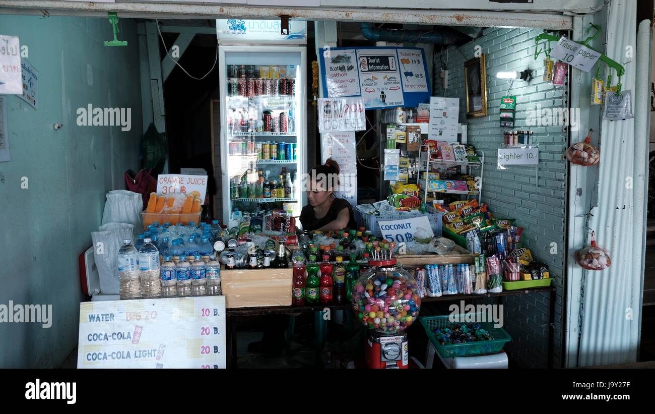 Bottega di stile Thailandese varietà Store in Chinatown Bangkok in Thailandia Foto Stock