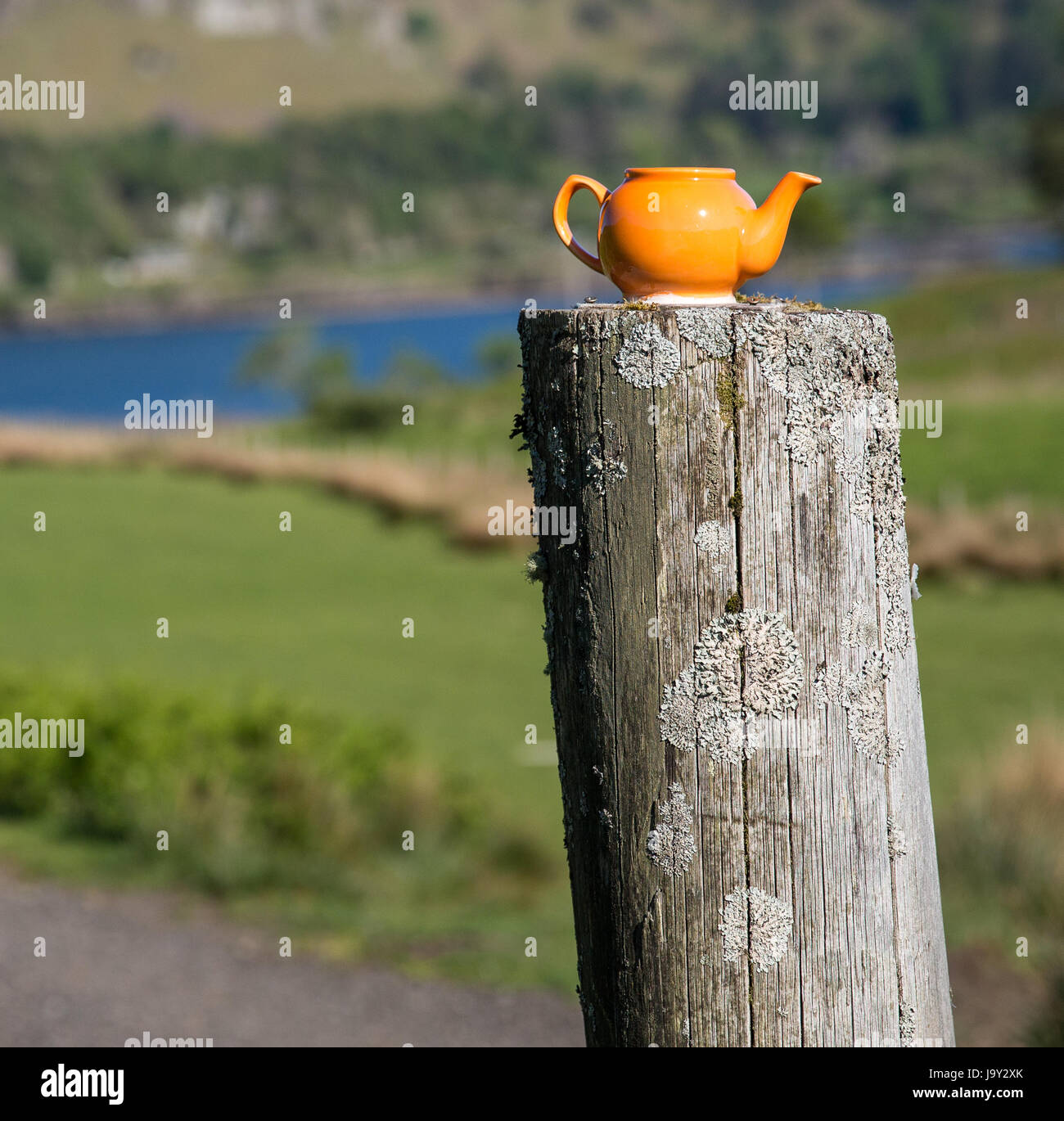 Teiera arancione sull'isola di Kerrara in Scozia, contrassegnando il percorso del Kerrera Tea Garden e il bunkhouse Foto Stock