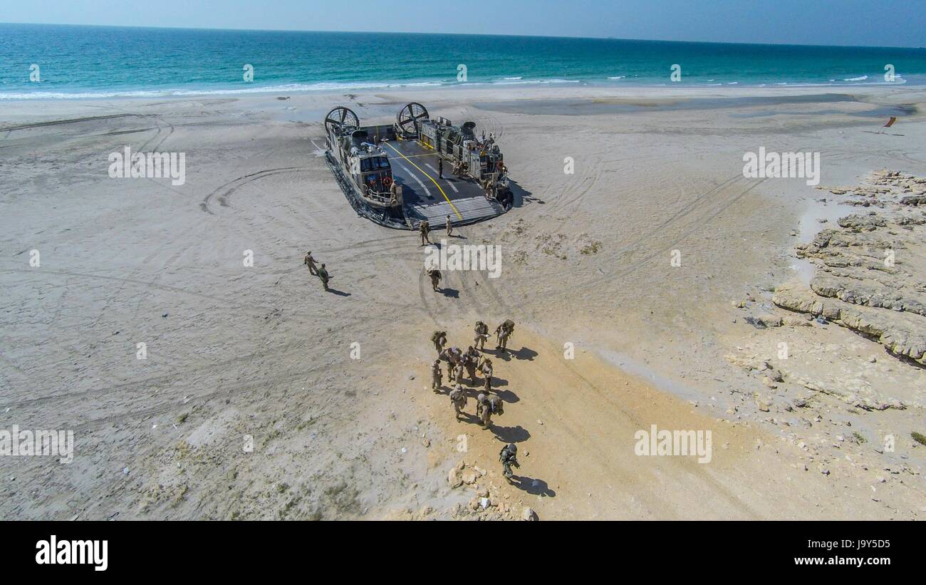 Stati Uniti Marine soldati e marinai sbarcare una Landing Craft Air Cushion nave sulla spiaggia durante l'esercizio soldato mare Febbraio 15, 2017 in spiaggia Senoor, Oman. (Foto di Robert B. Brown Jr./US Marines via Planetpix) Foto Stock