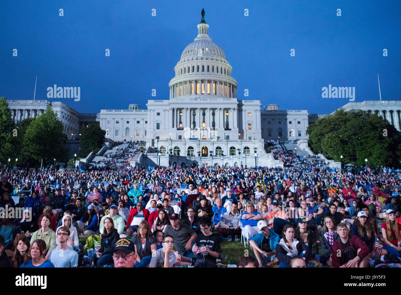 La folla si raccolgono sull'U.S. Capitol Prato ovest per il Monumento Nazionale di Concerto il giorno di maggio 28, 2017 a Washington, DC. (Foto di Dominique A. Pineiro /DoD via Planetpix) Foto Stock