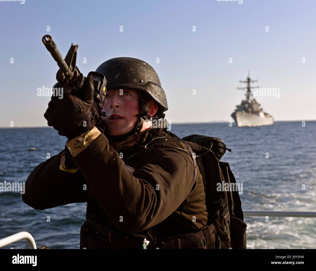 Un marinaio DEGLI STATI UNITI fornisce in avanti il coperchio durante un esercizio di formazione a bordo della USN Arleigh Burke-class guidato-missile destroyer USS Porter durante l'esercizio comune della Warrior Aprile 18, 2015 nell'Oceano Atlantico. (Foto di Ryan Kledzik /US Navy via Planetpix) Foto Stock