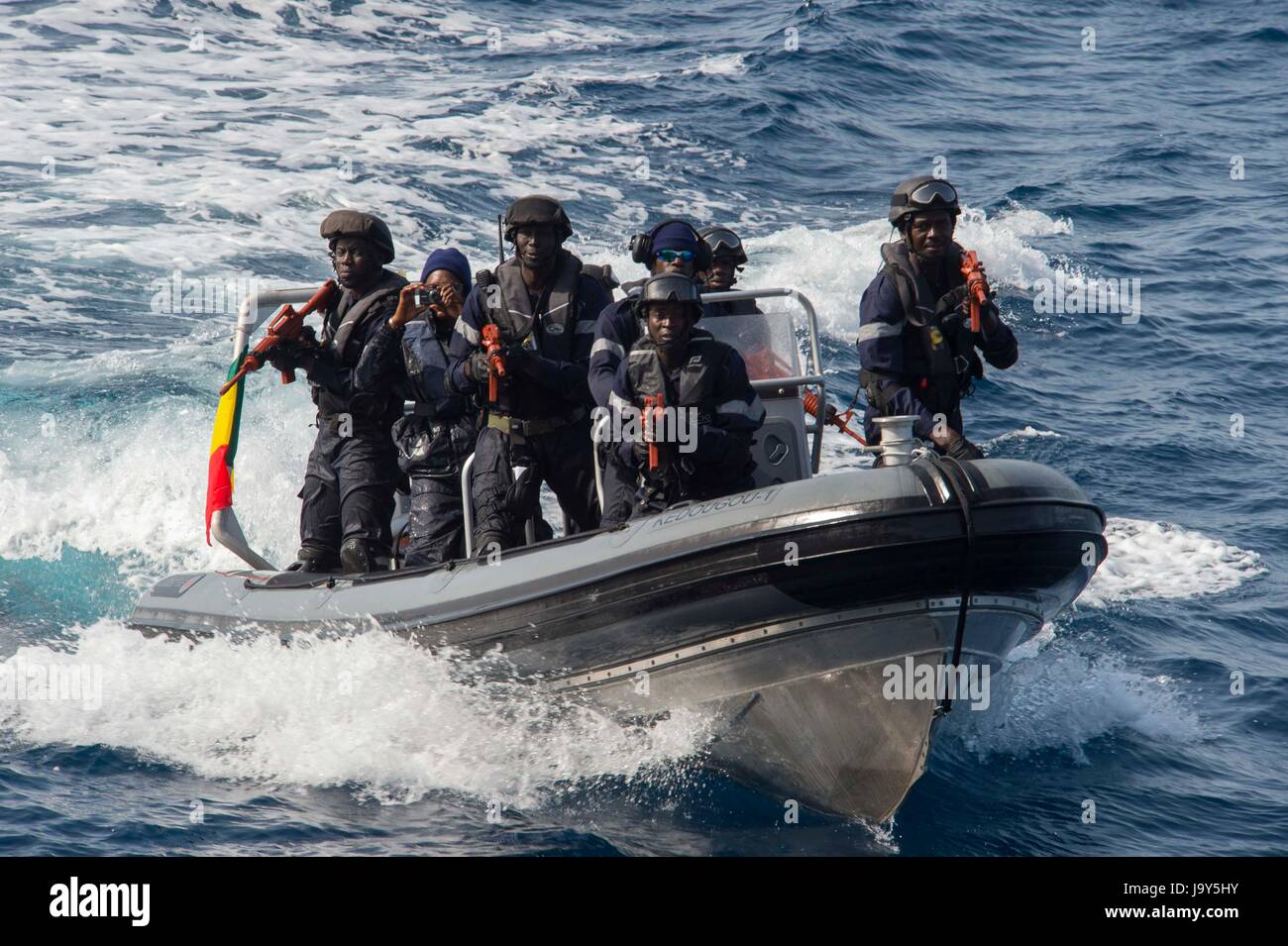 Soldati senegalesi approccio la marina portoghese Karel portiere-class frigate NRP Bartolomeu Dias per una visita, scheda, ricerca e sequestro praticare durante la fase di esercizio del Sahara Express 25 aprile 2015 nell'Oceano Atlantico. (Foto di MCS3 Mat marzo /US Navy via Planetpix) Foto Stock