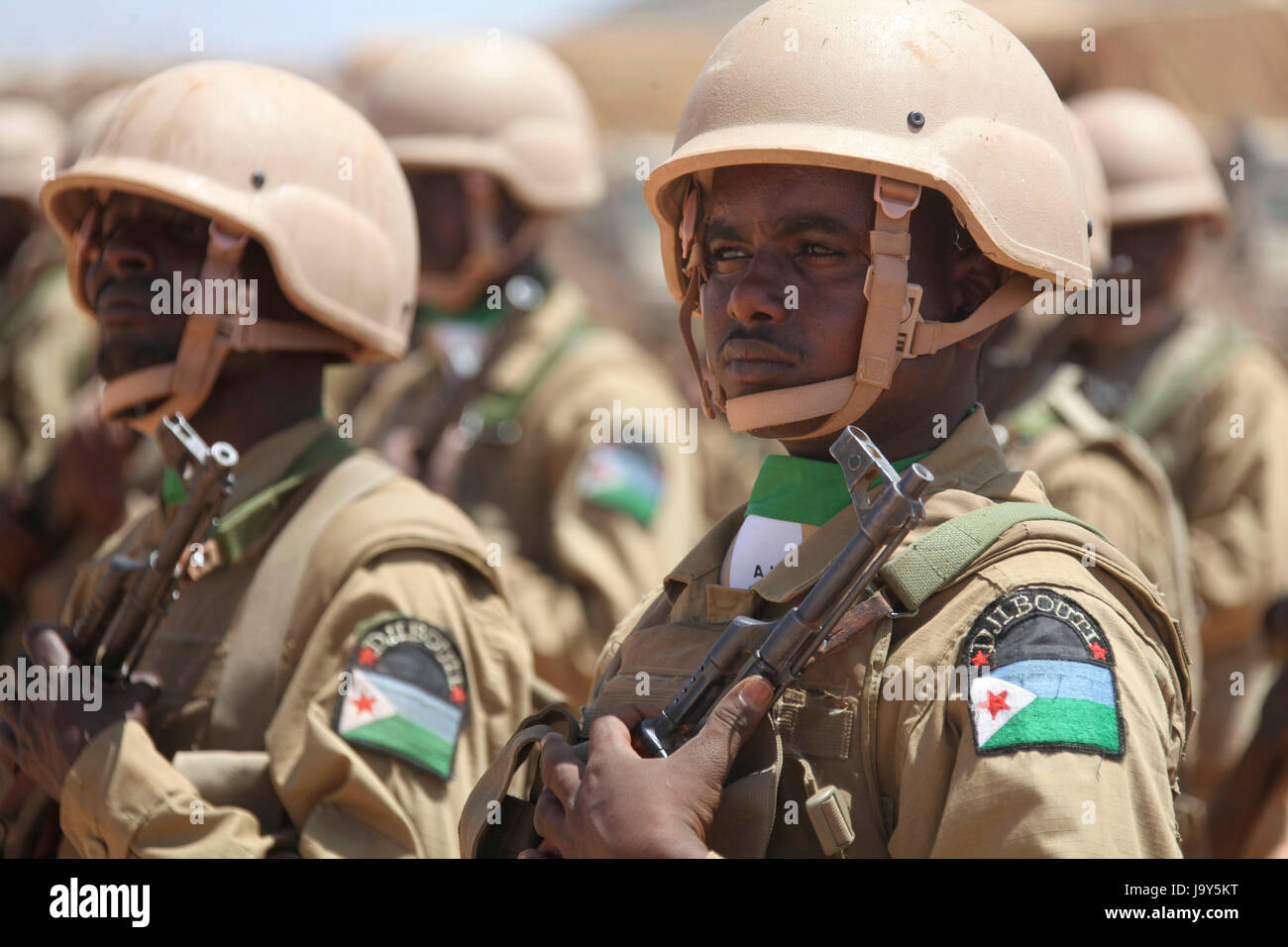 I soldati del Gibuti stand in formazione per dare il benvenuto ai Presidenti della Somalia e Gibuti Febbraio 22, 2015 a Beledweyne, Somalia. (Foto di Ahmed Qeys /AMISOM via Planetpix) Foto Stock