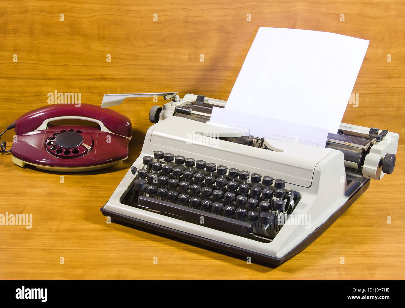 Vecchia macchina da scrivere e telefono Foto Stock