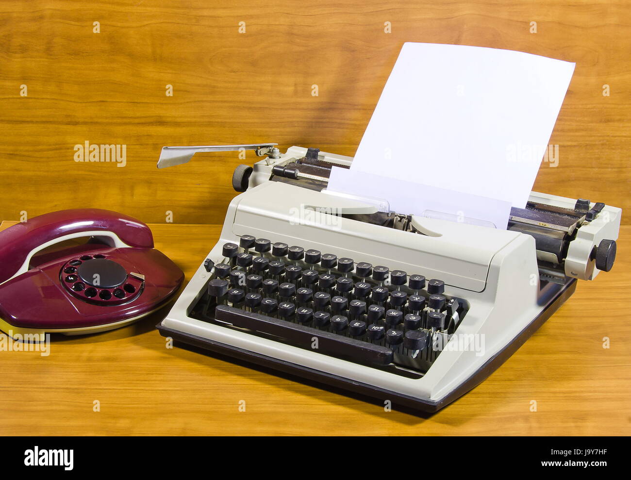 Vecchia macchina da scrivere e telefono Foto Stock