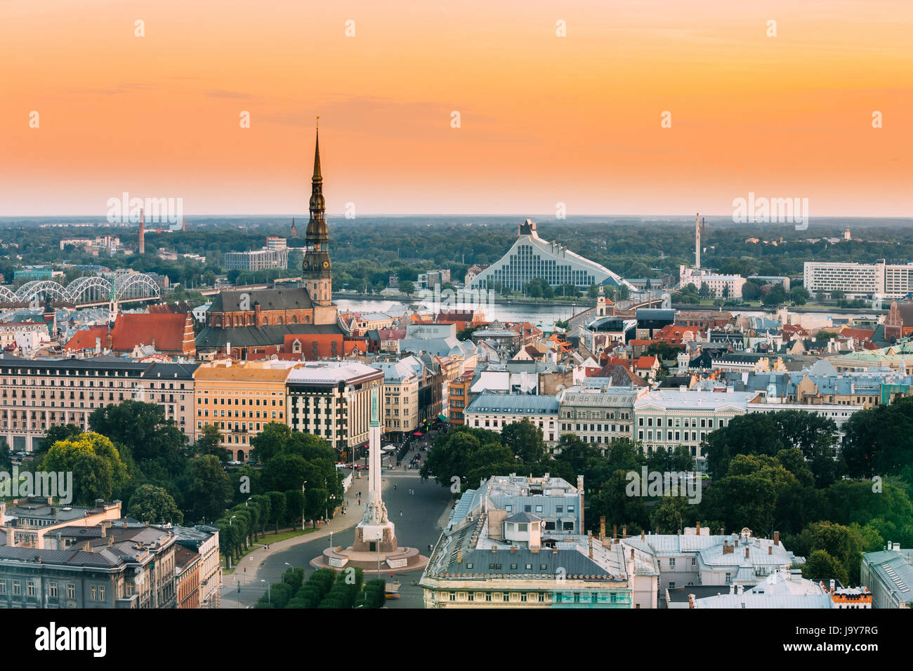 Riga, Lettonia - 2 Luglio 2, 2016: Riga Cityscape. Vista superiore della chiesa di San Pietro, Viale della Libertà, il Monumento alla Libertà e lettone Biblioteca Nazionale. Aeri Foto Stock