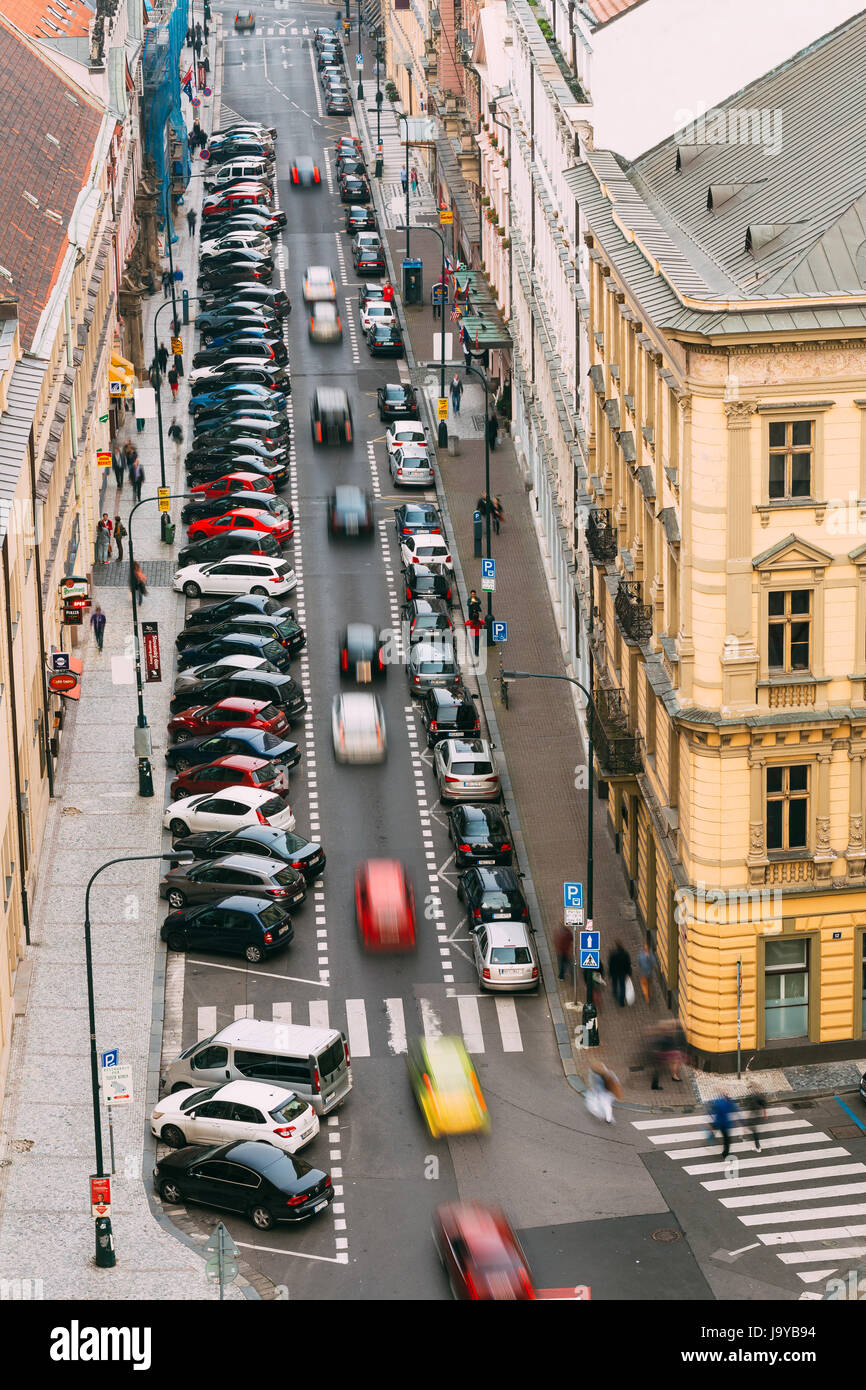 Praga, Repubblica Ceca - 13 Ottobre 2014: il traffico e le macchine parcheggiate sul Hybernska Street Foto Stock