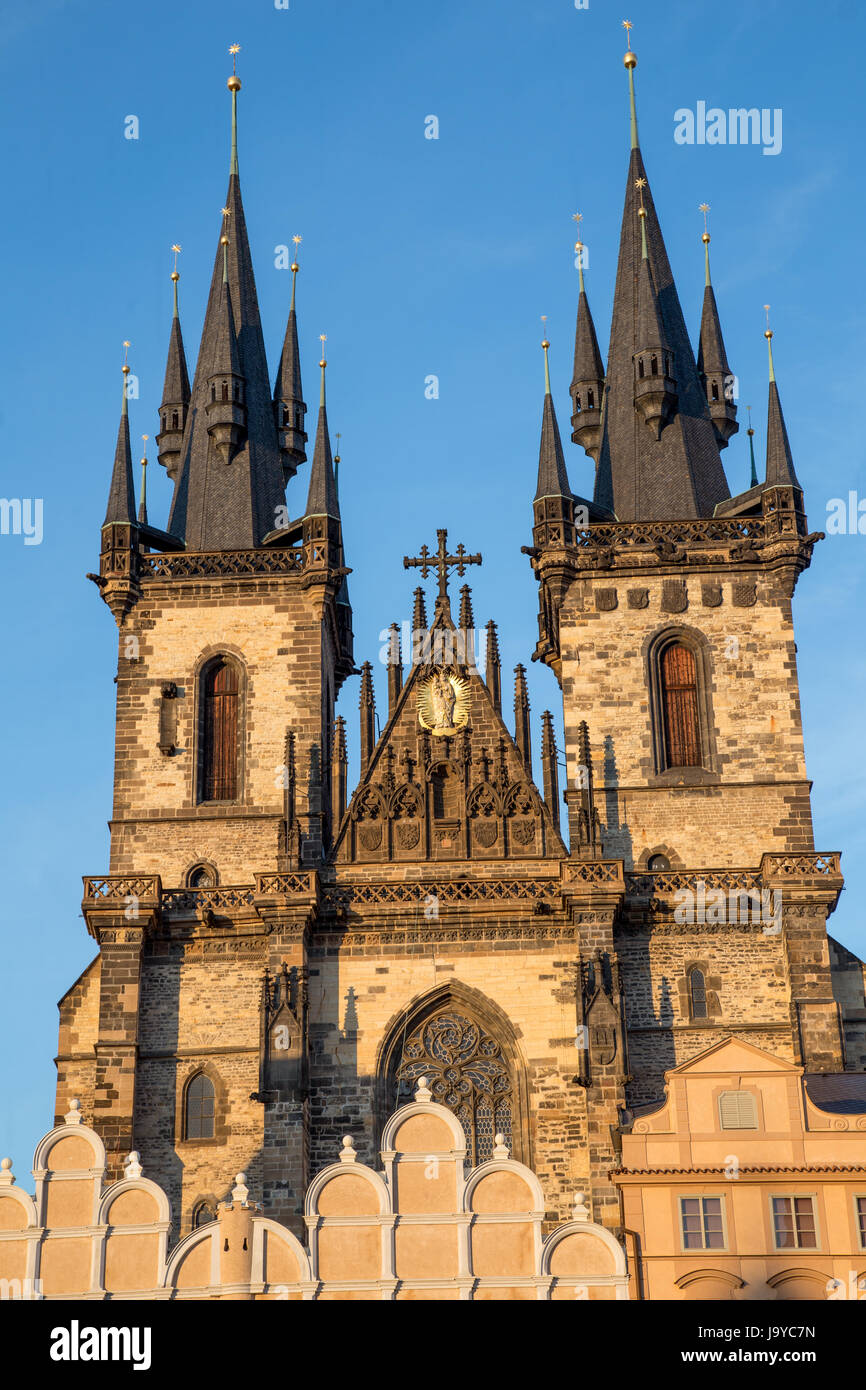 La chiesa di Nostra Signora di Tyn visto dalla Piazza della Città Vecchia di Praga, Repubblica Ceca Foto Stock