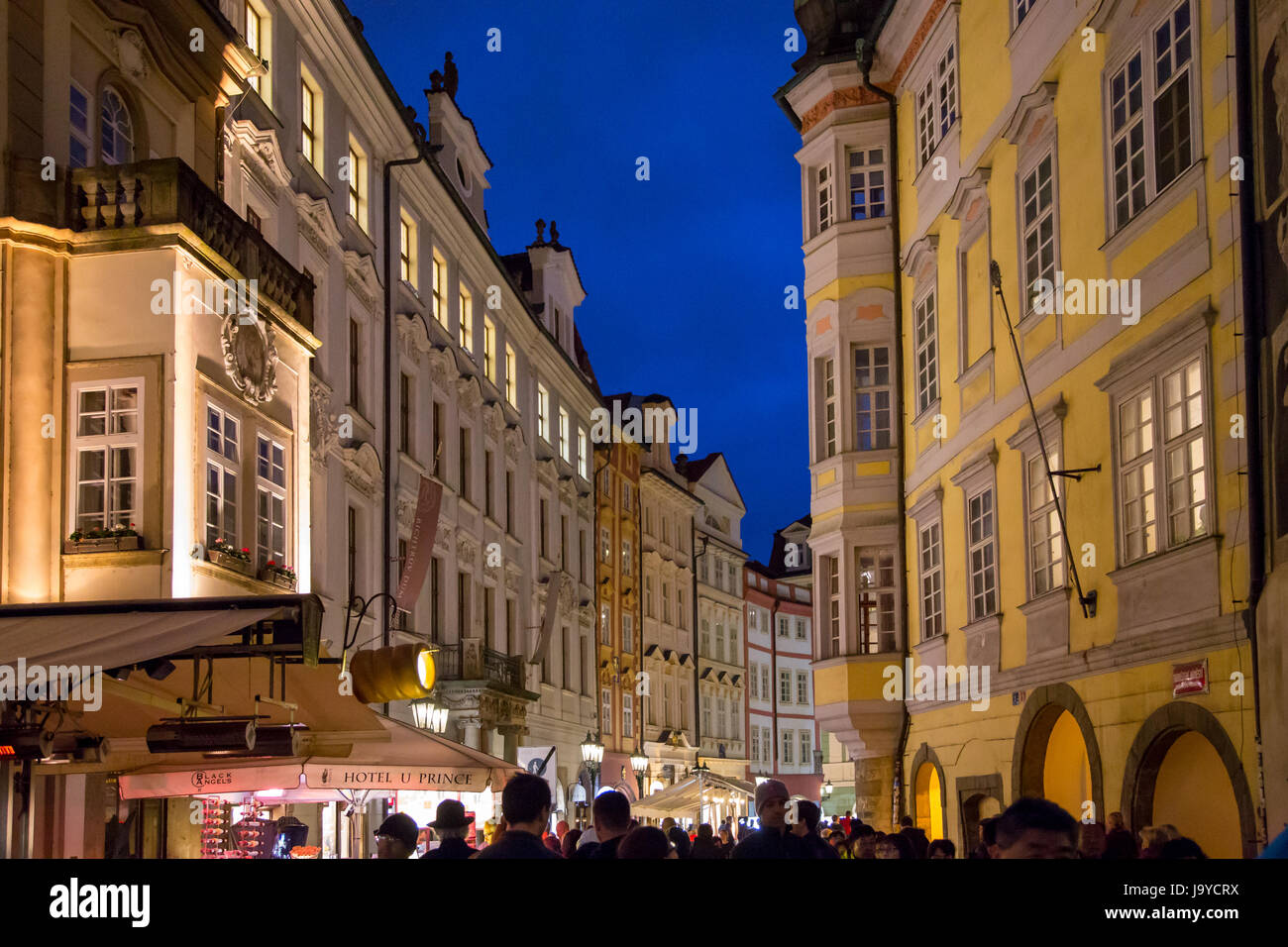 Strada che conduce lontano dalla Piazza della Città Vecchia di Praga, Repubblica Ceca Foto Stock