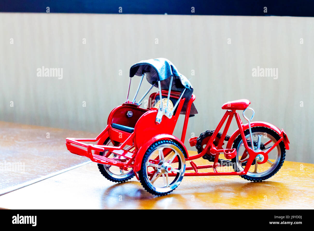 A tre ruote giocattolo sul tavolo Foto Stock