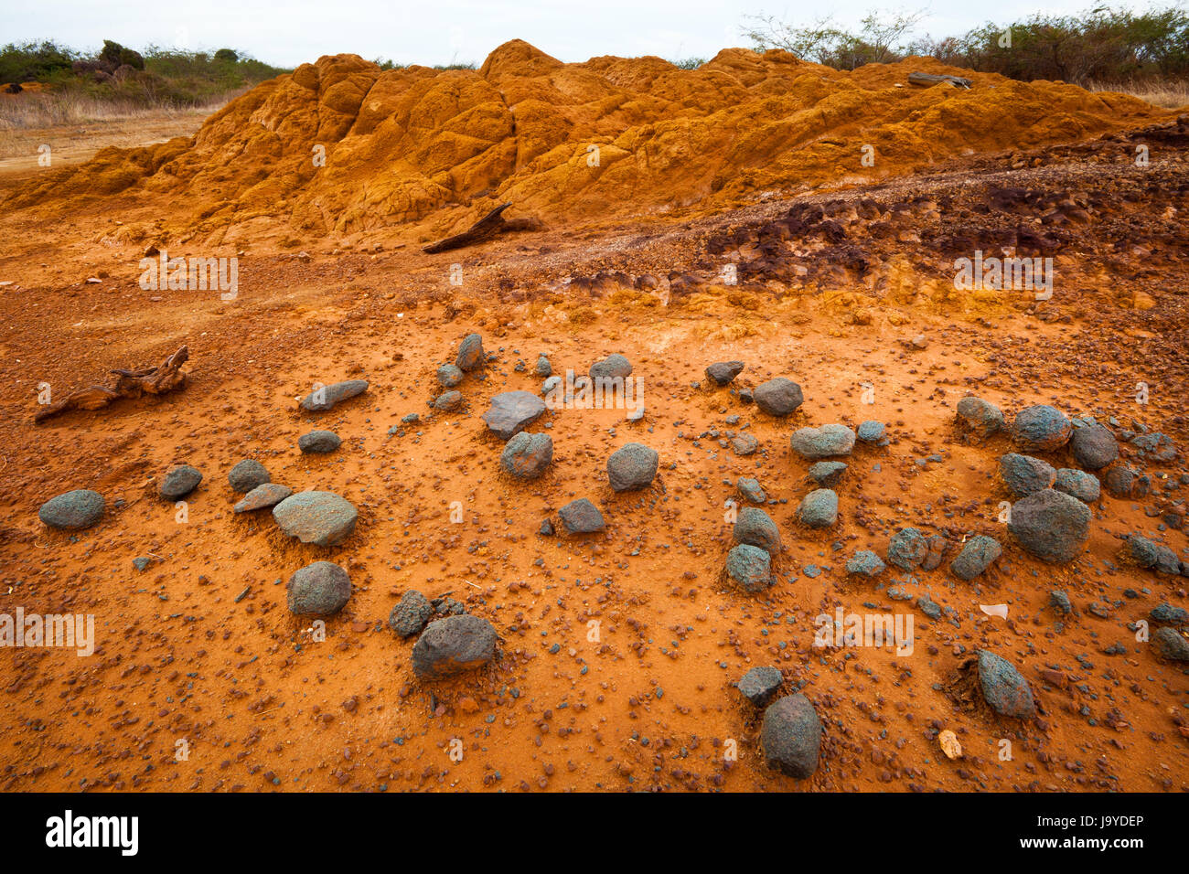 Paesaggio di Panama con pietre, rocce e suolo eroso nel deserto del parco nazionale di Sarigua, provincia di Herrera, Repubblica di Panama. Foto Stock