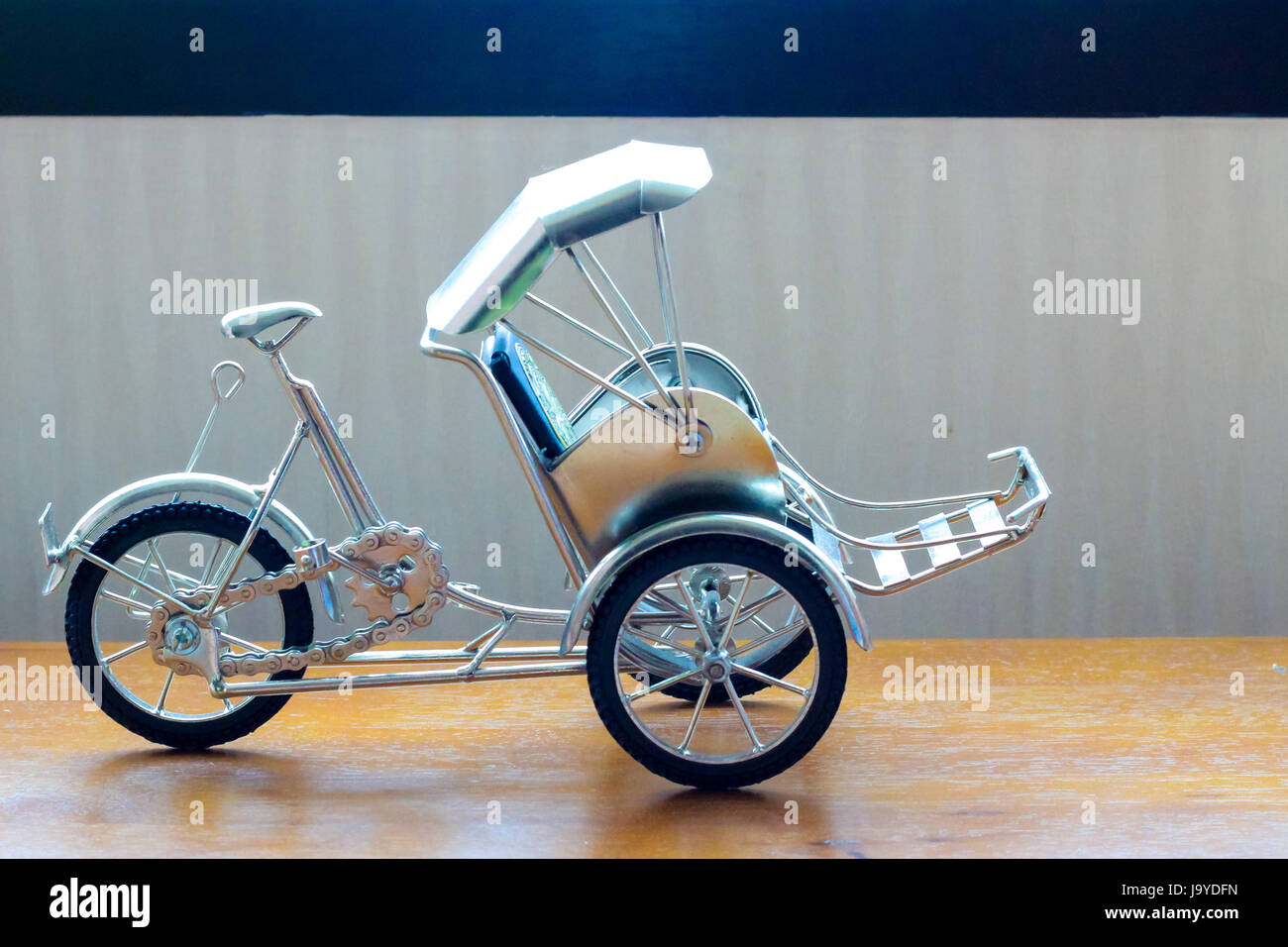 A tre ruote giocattolo sul tavolo Foto Stock