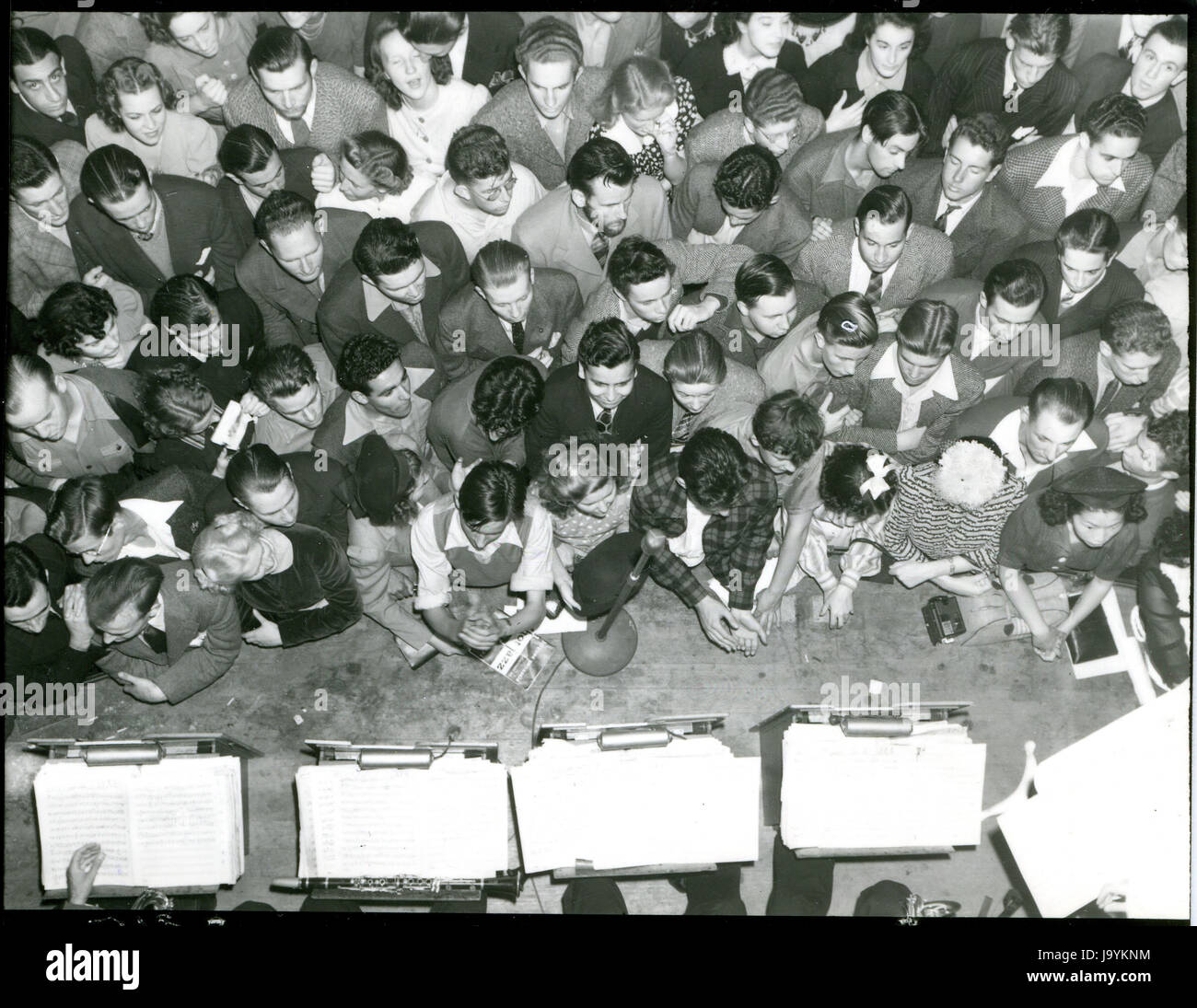 Oakland, la California, 26 Aprile 1940 - gli appassionati di Swing affollano la band stand ad un aspetto di Benny Goodman band in un locale dance hall. Foto Stock