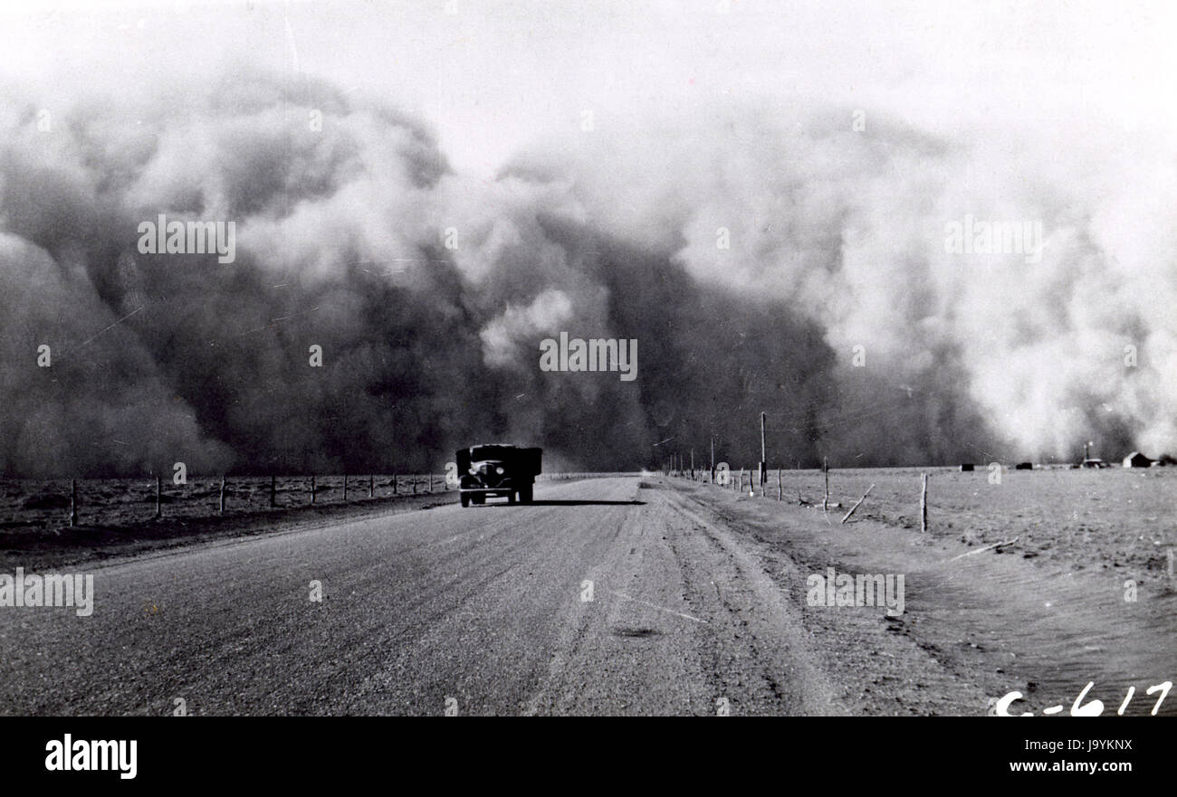 Nube di polvere sull'autostrada #59, a sud di Lamar, Colorado, 24 maggio 1936 Foto Stock