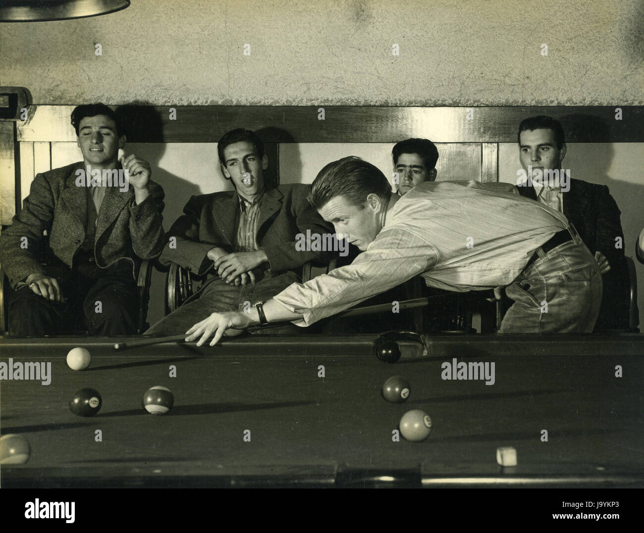 Hayward, California, 20 Aprile 1940 - Giovani uomini oziare in piscina sala su un sabato pomeriggio. Foto Stock