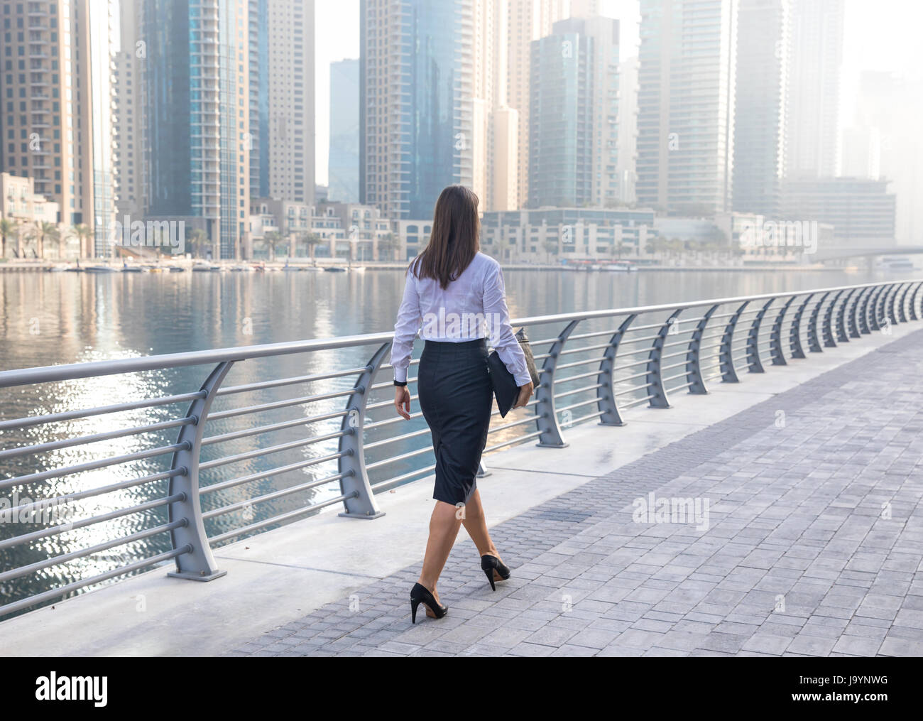 Professional Business donna in ufficio wear a camminare su una passerella. Foto Stock