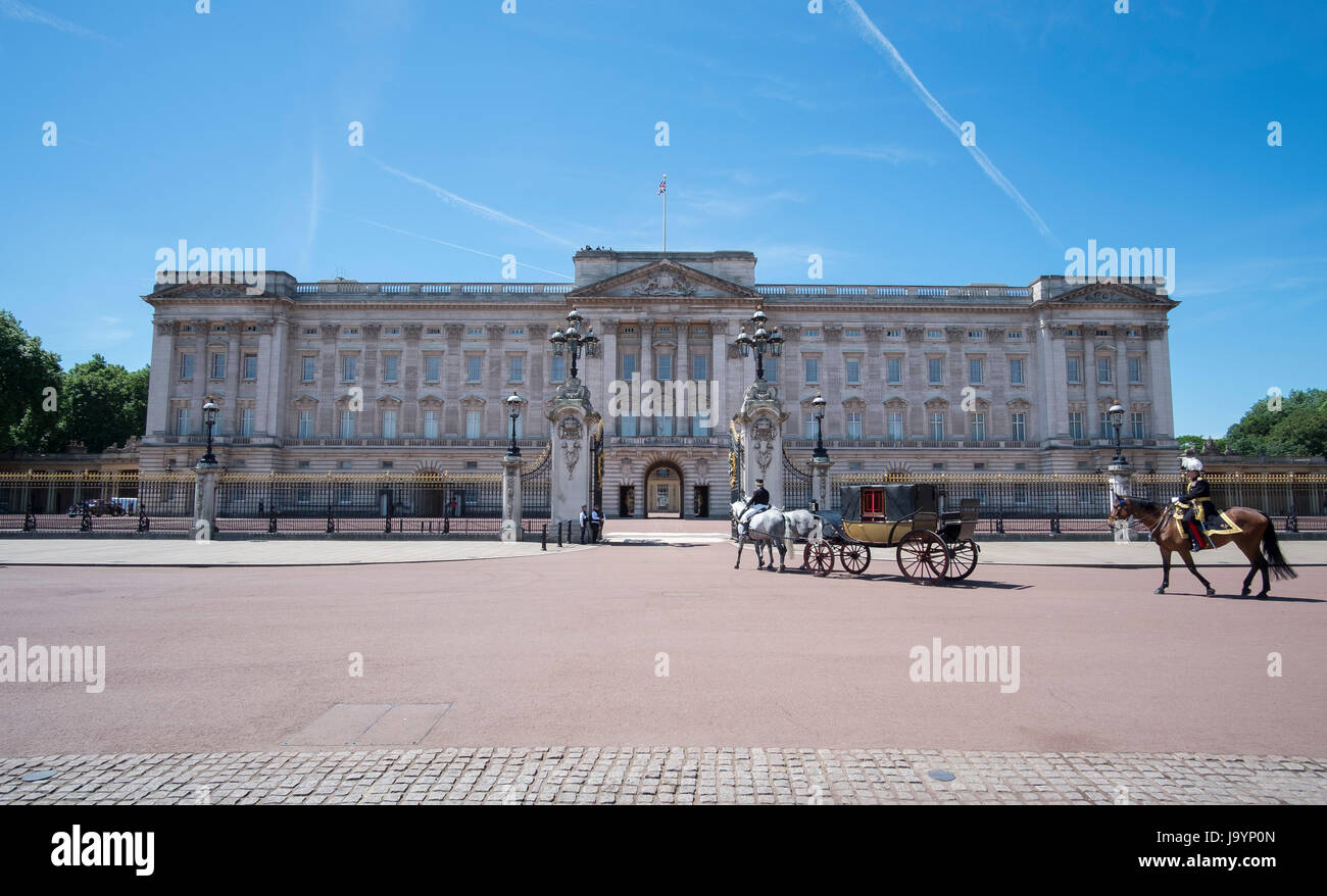 Il 3 giugno 2017. Svuota carrello Royal entra Buckingham Palace dopo il maggiore generale della revisione Trooping le prove colore a Londra Foto Stock