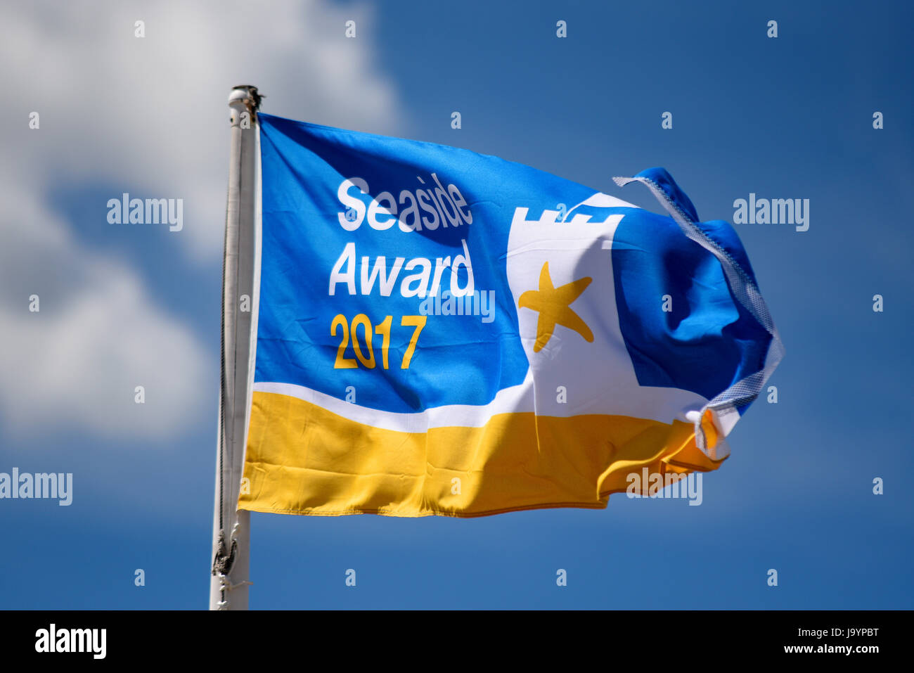 Bandiera del 2017 per Southend on Sea, Essex, nel cielo blu. Precedentemente chiamato Quality Coast Award Foto Stock