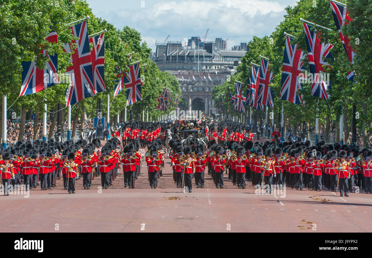 Il 3 giugno 2017. Il Maggiore Generale della revisione avviene con le guardie ammassato bande e 1° battaglione irlandese Guardie marciando verso Buckingham Palace. Foto Stock