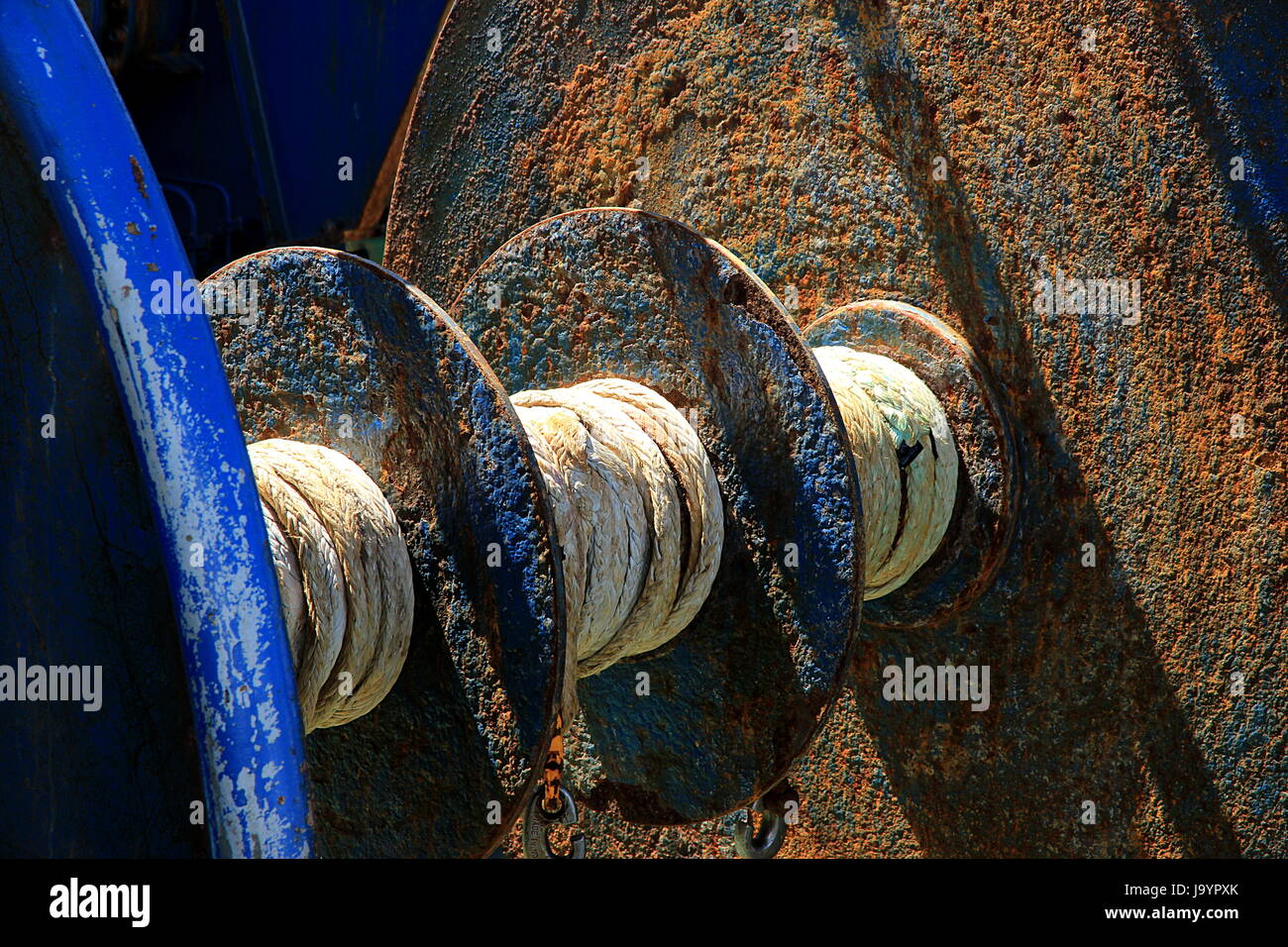 Reti a strascico argano o verricello a un vecchio peschereccio Foto Stock