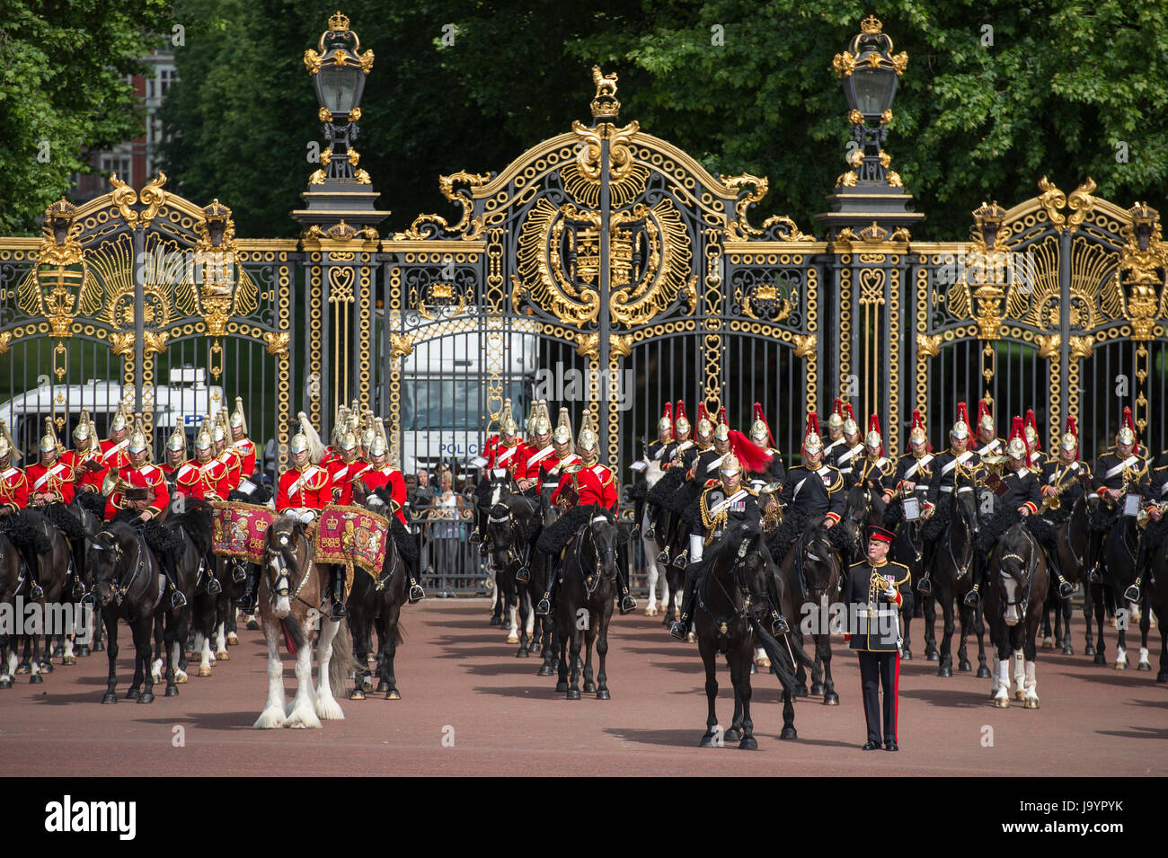 Il 3 giugno 2017. Blues e membri di famiglie reali e di vita delle guardie formare fino al Canada Gate a inizio del Maggiore Generale della revisione delle prove per Trooping il colore. Foto Stock