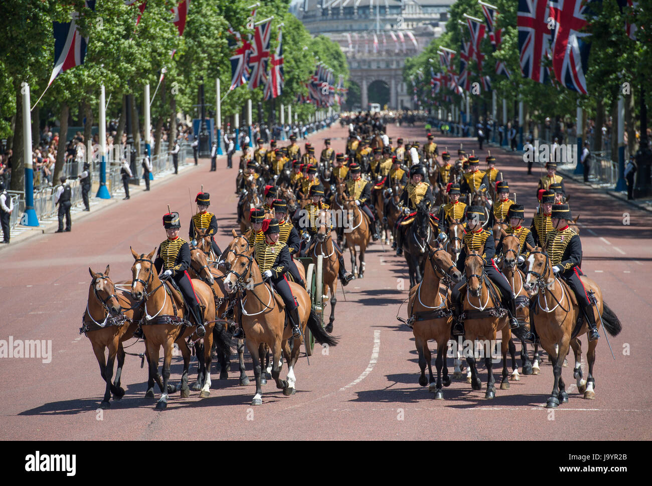 Il 3 giugno 2017. Il Re della truppa Royal Horse ride di artiglieria lungo il viale verso Buckingham Palace alla fine del Maggiore Generale della revisione Foto Stock
