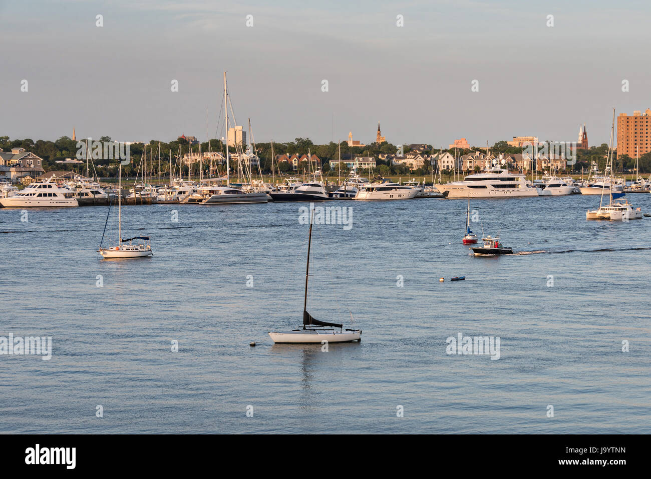 Velieri ormeggiati lungo il Fiume Ashley con lo skyline della città al tramonto a Charleston, Carolina del Sud. Foto Stock