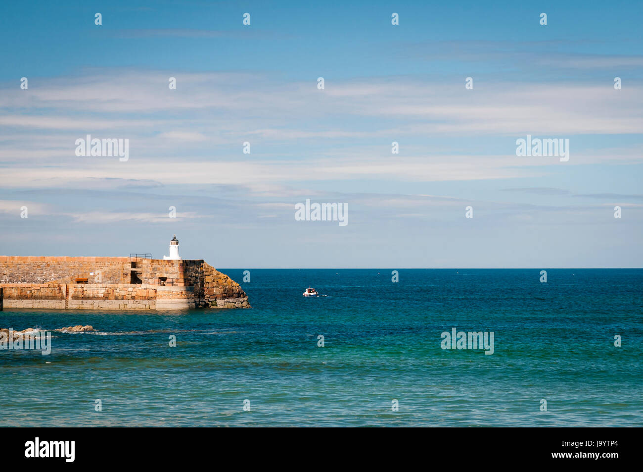 Piccola barca lascia il porto di Banff, Scozia Foto Stock