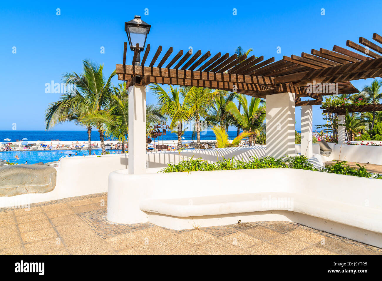 Parco pubblico con giardini tropicali sulla passeggiata costiera in Puerto de la Cruz town, Tenerife, Isole Canarie, Spagna Foto Stock